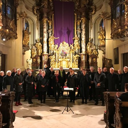 Bild enthält, Altar, Prayer, Person, Indoors, Shoe, Lamp, Handbag, Chair, Chapel, Painting