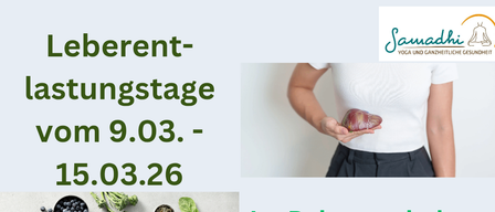 Eine Detox-Yoga-Sitzung mit Leberunterstützung. Ein Paket mit Detox-Artikeln, einer Tafel und Schalen mit einer Statue. Detox-Yoga-Sitzung.