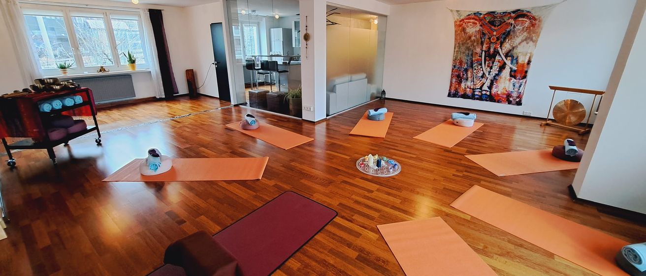 Bild enthält, Floor, Flooring, Hardwood, Wood, Pilates, Stained Wood, Foyer, Indoors, Interior Design, Rug