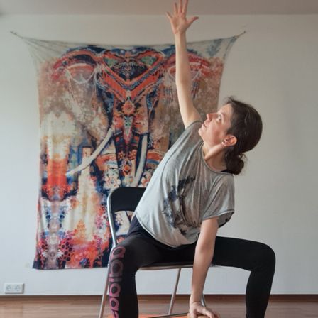 Bild enthält, Fitness, Person, Warrior Yoga Pose, Working Out, Yoga, Pilates, Triangle Yoga Pose, Adult, Female, Woman