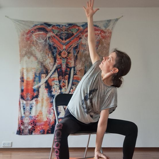 Bild enthält, Fitness, Person, Warrior Yoga Pose, Working Out, Yoga, Pilates, Triangle Yoga Pose, Adult, Female, Woman