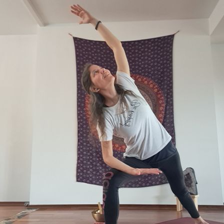 Bild enthält, Fitness, Person, Warrior Yoga Pose, Working Out, Yoga, Adult, Female, Woman, Face