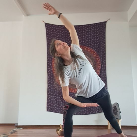 Bild enthält, Fitness, Person, Warrior Yoga Pose, Working Out, Yoga, Adult, Female, Woman, Face