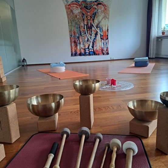 Bild enthält, Floor, Flooring, Hardwood, Wood, Interior Design, Plywood, Living Room, Candle, Plant, Rug