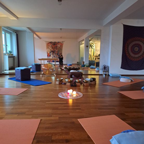 Bild enthält, Floor, Flooring, Wood, Hardwood, Living Room, Interior Design, Couch, Rug, Plant, Table