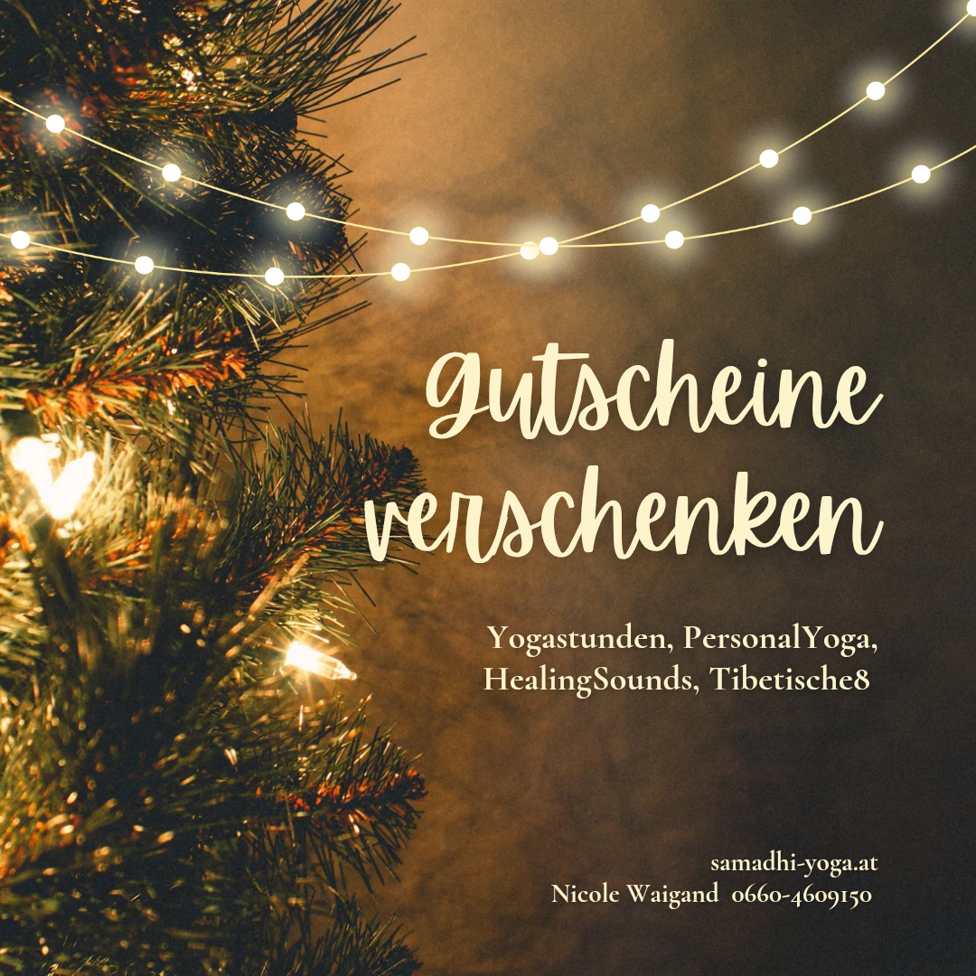 Ein Weihnachtsbaum mit weißen Lichtern und Text 'Gutscheine verschenken', der Yoga-Kurse, PersonalYoga, Healing Sounds und tibetische Gesänge anbietet. Kontaktieren Sie Nicole Waigand unter 0660-4609150 oder besuchen Sie samadhi-yoga.at.