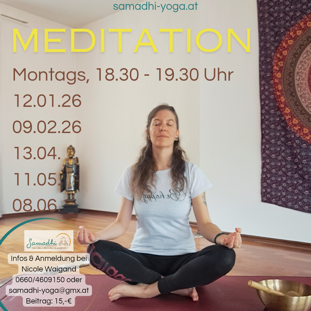 Eine Frau in einer Yoga-Pose auf einer Matte. Meditationsplan auf Deutsch mit Daten und Zeiten. Eine goldene Statue und eine Schüssel sind in der Nähe. Website und Kontaktinformationen sind angegeben.
