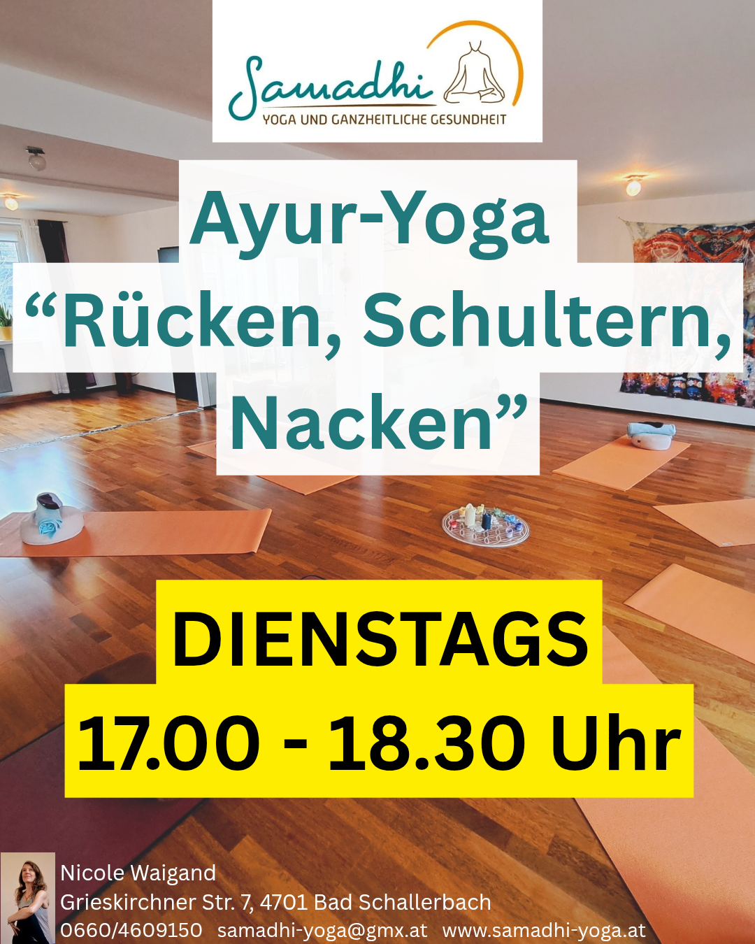 Ein Indoor-Yoga-Studio mit Holzböden, das ein Schild für Ayurveda-Yoga zeigt. Das Schild trägt die Aufschrift 'Rücken, Schultern, Nacken' und 'Dienstags 17.00-18.30 Uhr'. Yogamatten liegen auf dem Boden.