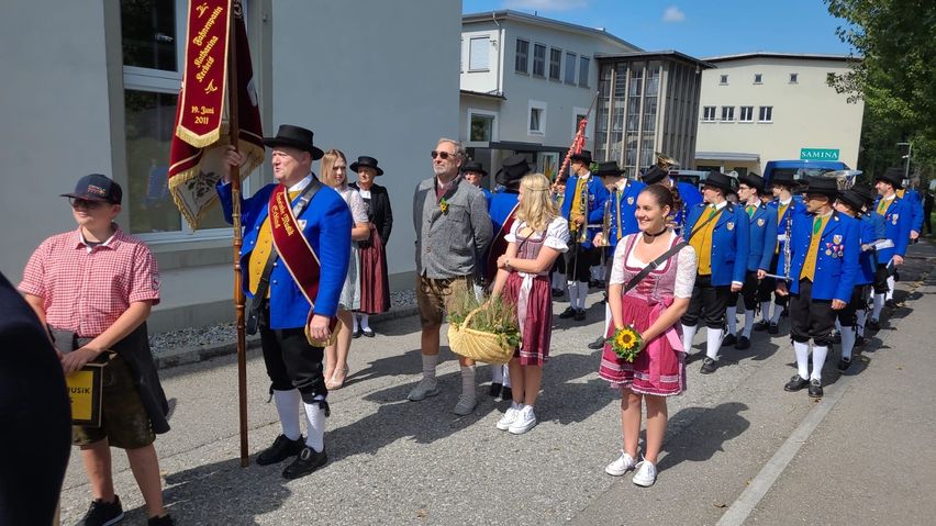 Bild enthält, People, Person, College, Shorts, Adult, Male, Man, Shoe, Spear, Parade