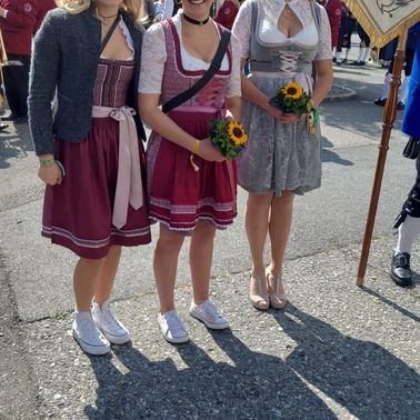 Bild enthält, Photography, Portrait, Road, Street, Dress, Skirt, Flower Arrangement, Flower Bouquet, People, Potted Plant