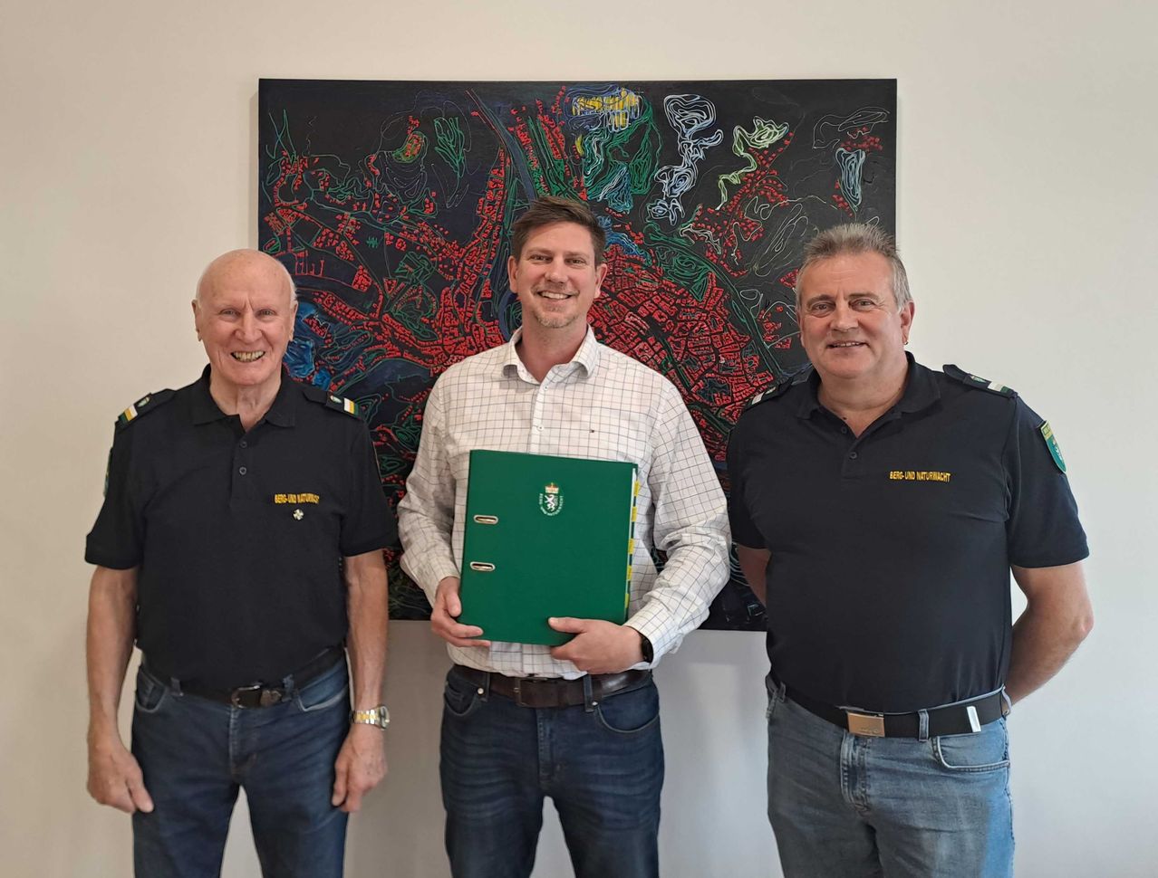 Bild enthält, Adult, Male, Man, Person, Painting, Officer, Police Officer, Pants, Belt, Flag