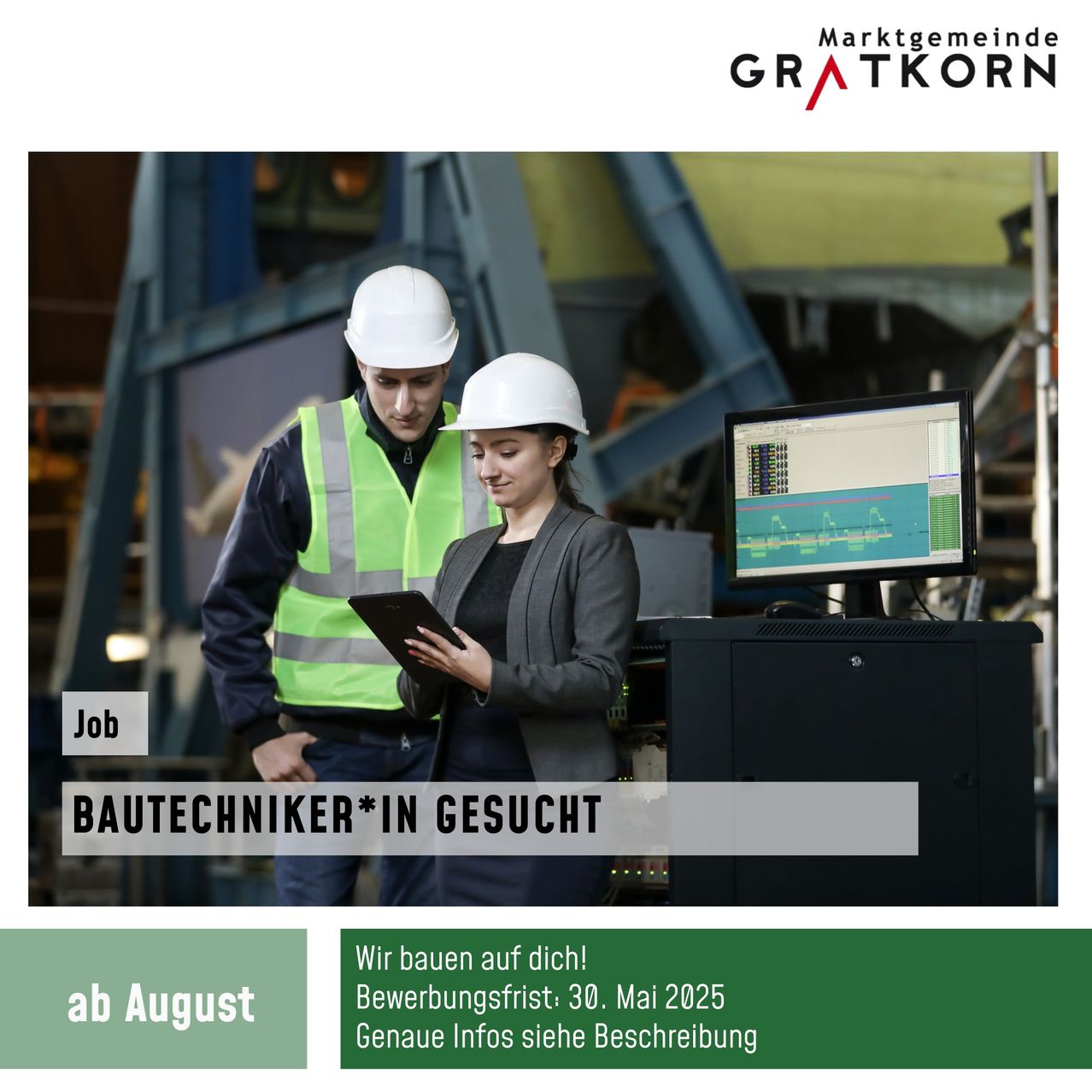 Zwei Personen in einem Fabrikbereich, eine benutzt ein Tablet, die andere trägt einen Schutzhelm, mit einem Computermonitor und Industriegeräten im Hintergrund.