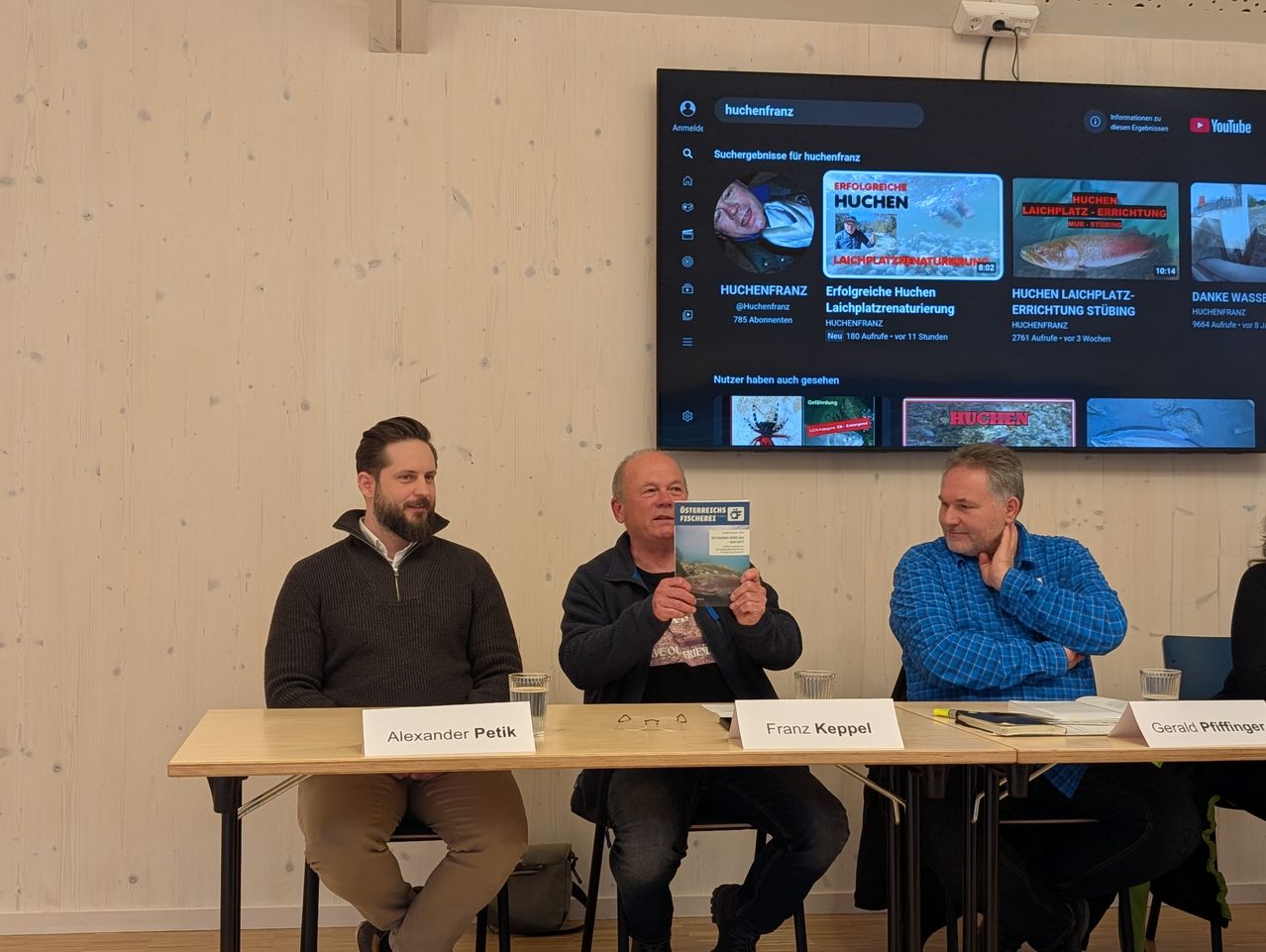 Bild enthält, People, Person, Crowd, Adult, Male, Man, Screen, Computer Hardware, Monitor, Plywood