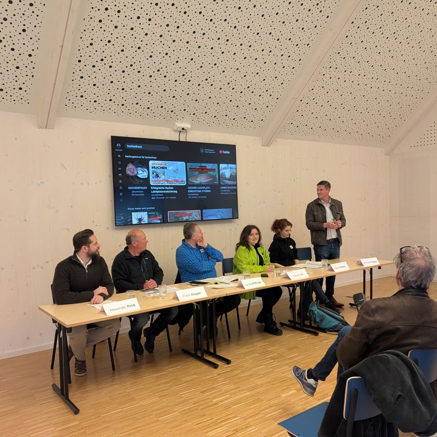 Bild enthält, People, Person, Crowd, Adult, Male, Man, Female, Woman, Audience, Seminar