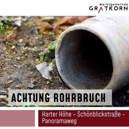 Ein Plakat mit einem gebrochenen Rohr, das den Text 'ACHTUNG ROHRBRUCHS' auf einem schmutzigem Boden mit verstreuten Blättern und kleinen Steinen zeigt.