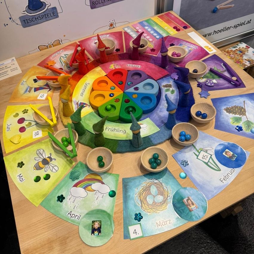 Ein farbenfrohes Brettspiel mit mehreren Abschnitten für verschiedene Jahreszeiten, auf einem Holztisch mit verschiedenen Spielsteinen und Karten ausgelegt.