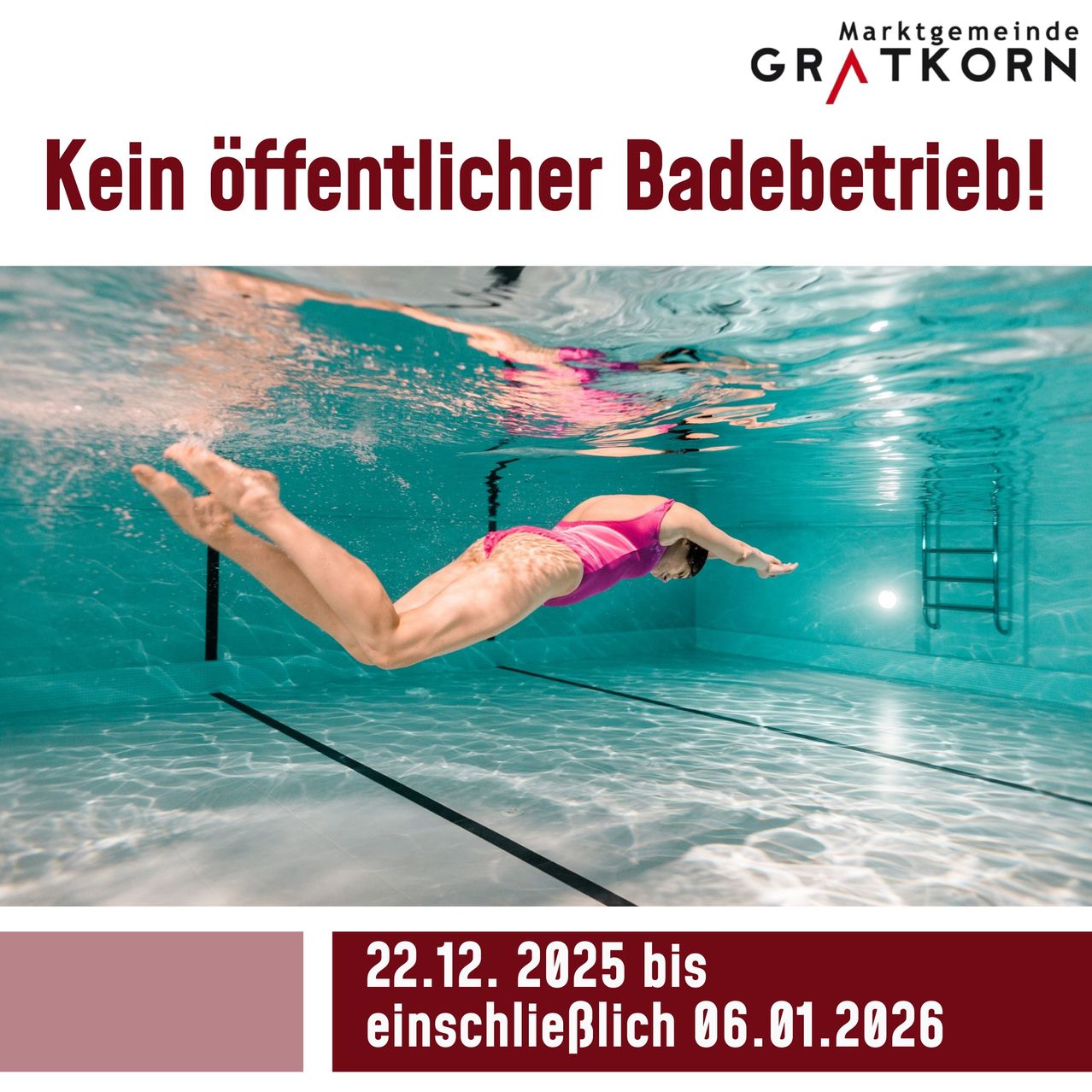 Eine Frau schwimmt im Pool mit dem Text 'Kein öffentlicher Badebetrieb!' und den Daten '22.12.2025' und '06.01.2026' auf einem Schild angezeigt.