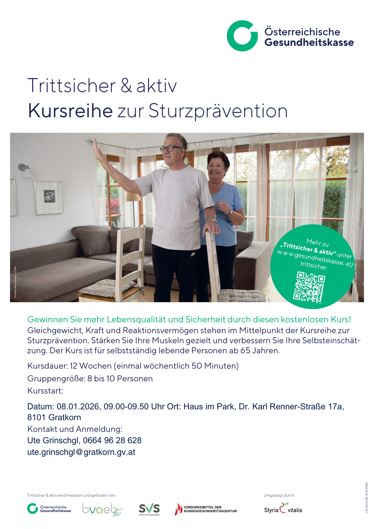 Plakat für einen kostenlosen Kurs zur Sturzprävention von Trittsicherer & aktiv. Es zeigt ein älteres Paar, das auf Stühlen steht und betont Balance und Kraft. Der Kurs dauert 12 Wochen, einmal pro Woche für 50 Minuten. Datum: 08.01.2026, 09:00-09:50. Ort: Haus im Park, Dr. Karl Renner-Straße 17a, 8101 Gratkorn. Kontakt: Ute Grinschgl, 0664 96 28 628.