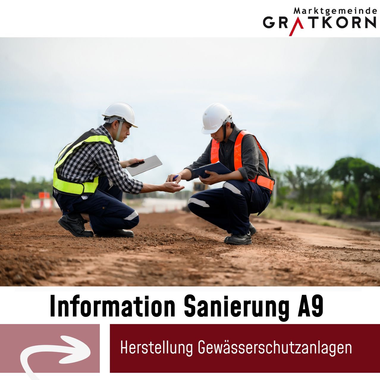 Zwei Arbeiter in Sicherheitsausrüstung knien auf einer schmutzig Straße und halten Dokumente in der Hand, während sie sich unterhalten. Sie befinden sich in einem ländlichen Bereich mit bewölktem Himmel und Bäumen im Hintergrund. Der Text 'Information Sanierung A9' und 'Herstellung Gewässerschutzanlagen' wird angezeigt.