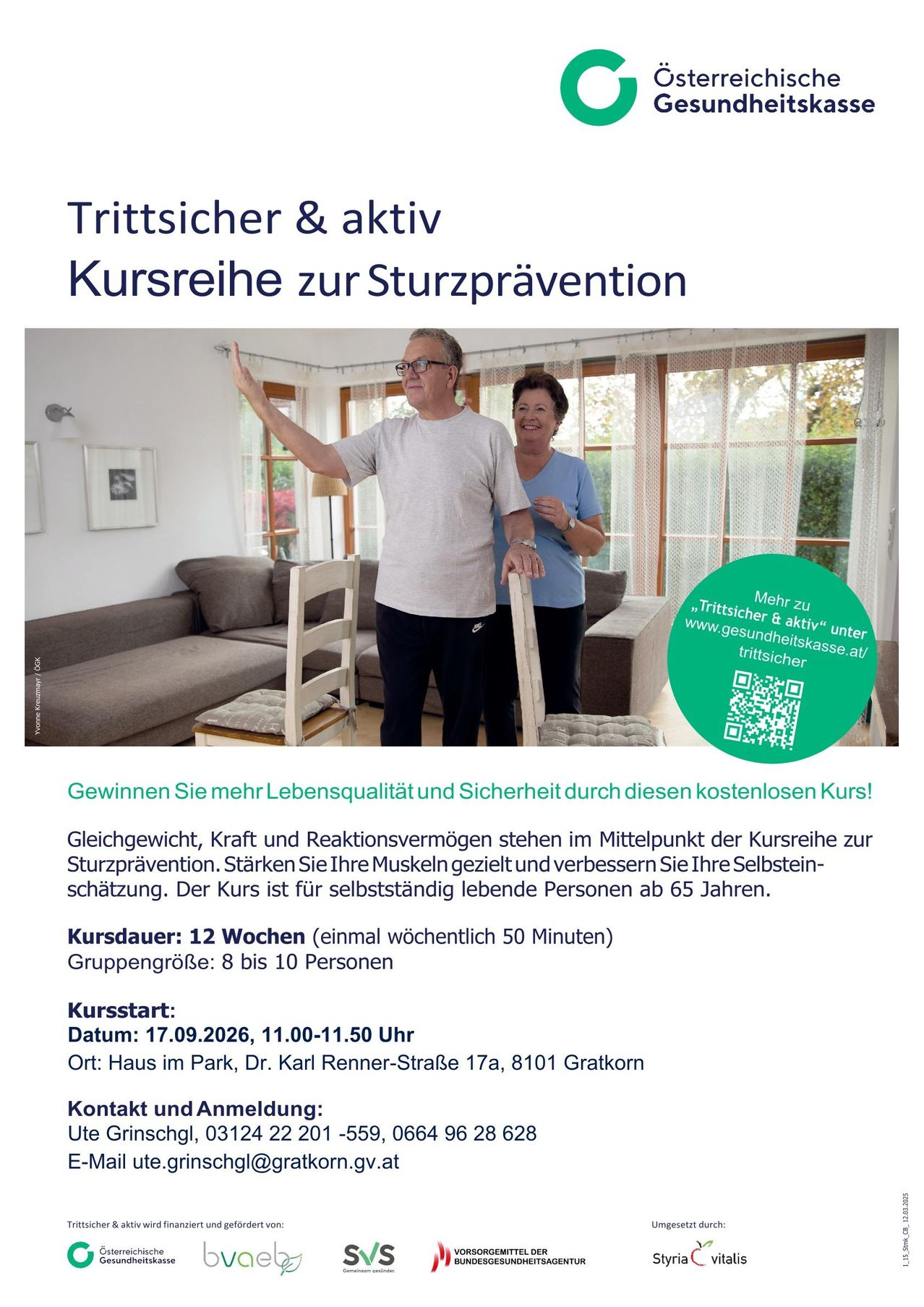 Ein Flyer für einen kostenlosen Sturzpräventionskurs für Menschen über 65. Ein älteres Paar steht vor einem Fenster mit einem QR-Code. Der Flyer enthält Kursdetails und Kontaktinformationen.
