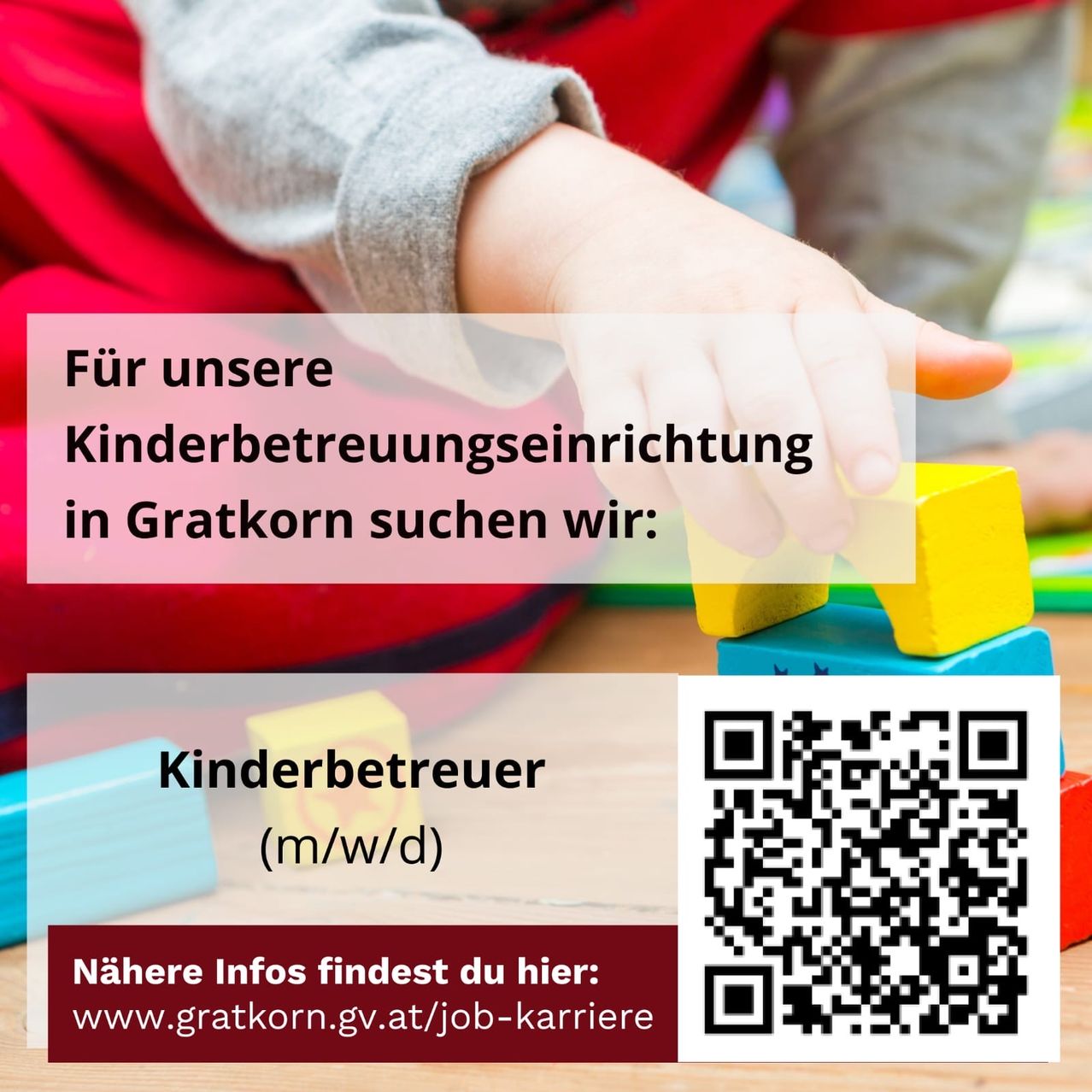 Eine Werbung für eine Kinderbetreuungseinrichtung in Gratkorn, Österreich, mit einer Kinderhand, bunten Bauklötzen und einem QR-Code für weitere Informationen.