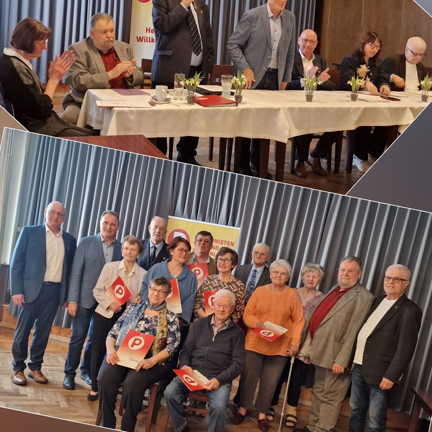 Eine Gruppe von Menschen in formeller Kleidung, einige sitzend und andere stehend, versammelt sich in einem Konferenzraum. Zwei Personen stehen an einem langen Tisch, wobei eine in ein Mikrofon spricht. Ein weiteres Bild zeigt eine größere Gruppe von Menschen, die lächelnd und posierend mit einem Schild.