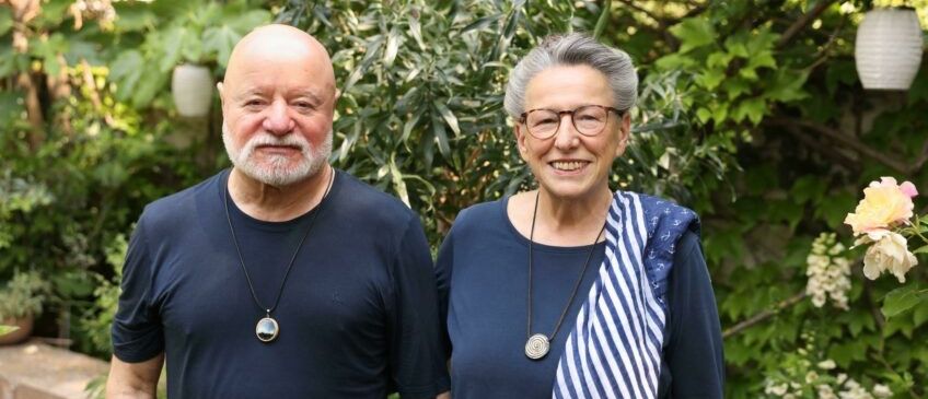 Bild enthält, Potted Plant, Person, Photography, Portrait, T-Shirt, Glasses, Vegetation, Planter, Adult, Man