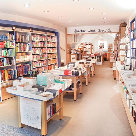 Bild enthält, Book, Publication, Shop, Bookstore, Furniture, Architecture, Building