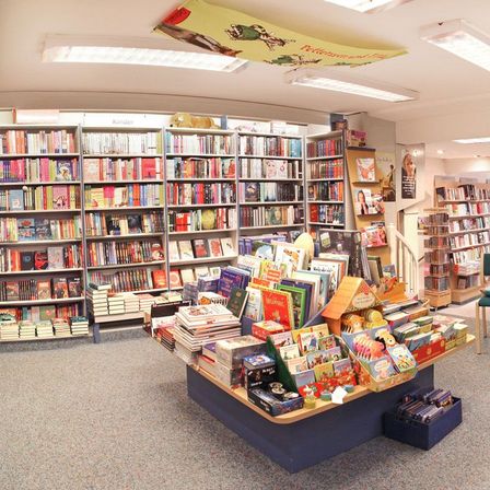 Bild enthält, Book, Publication, Bookstore, Shop, Indoors, Library, Chair, Furniture, Person