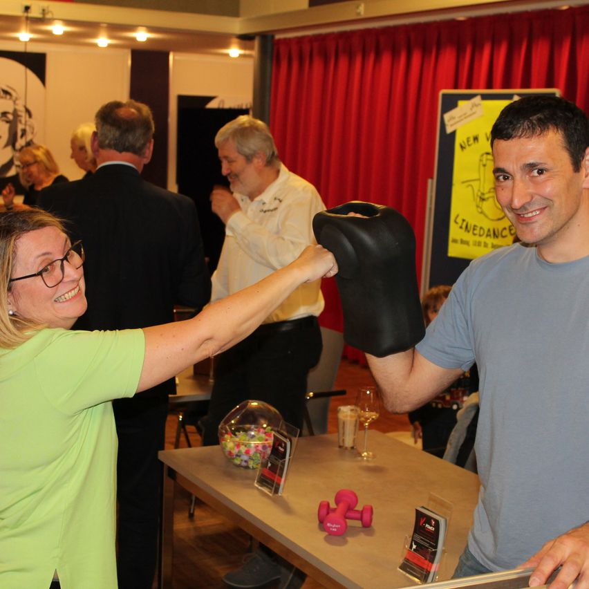 Bild enthält, Wood, Adult, Female, Person, Woman, Plywood, Shoe, Glasses, Male, Man