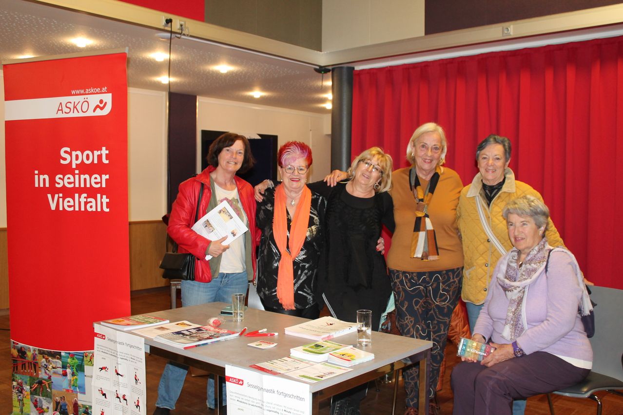 Bild enthält, People, Person, Table, Plywood, Wood, Adult, Female, Woman, Coat, Pants