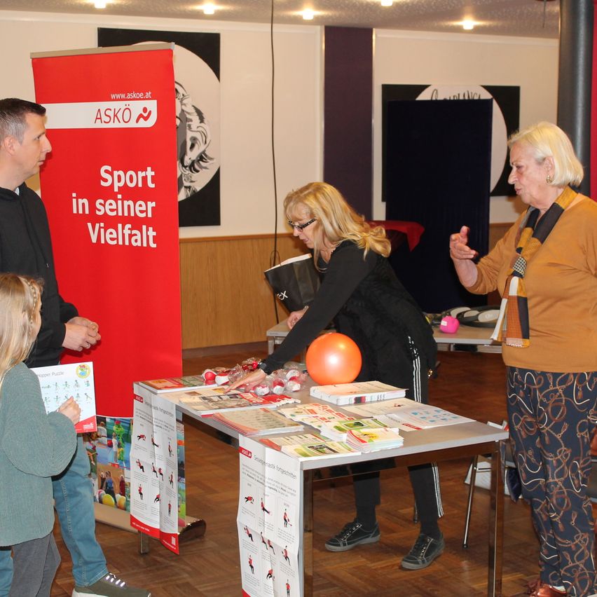 Bild enthält, Plywood, Wood, Adult, Female, Person, Woman, Shoe, Male, Man, Table