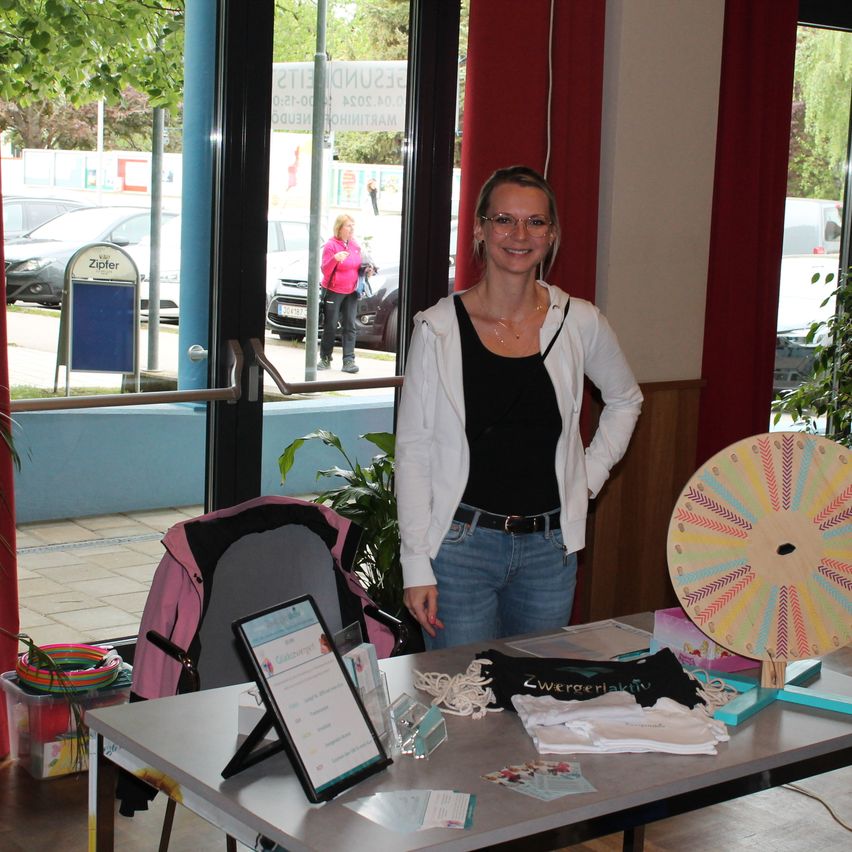 Bild enthält, Plywood, Wood, Table, Adult, Female, Person, Woman, Desk, Glasses, Flooring
