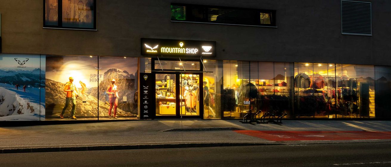Bild enthält, City, Road, Street, Urban, Building, Office Building, Lighting, Person, Shopping Mall, Car