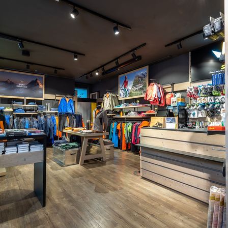 Bild enthält, Indoors, Shop, Factory, Manufacturing, Workshop, Market, Handbag, Grocery Store, Supermarket, Monitor