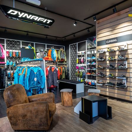 Bild enthält, Indoors, Shop, Shoe, Furniture, Market, Handbag