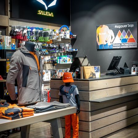 Bild enthält, Indoors, Shop, Market, Adult, Male, Man, Person, Grocery Store, Supermarket, Bag