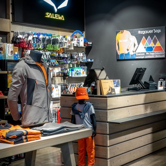 Bild enthält, Indoors, Shop, Market, Adult, Male, Man, Person, Grocery Store, Supermarket, Bag