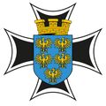 Das Bild zeigt einen heraldischen Schild mit blauem Hintergrund. Er zeigt einen gelben Adler mit ausgebreiteten Flügeln in der Mitte, flankiert von zwei kleineren Adlern an den Seiten. Über dem Schild befindet sich eine gelbe Burg mit drei Türmen.