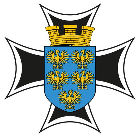Das Bild zeigt einen heraldischen Schild mit blauem Hintergrund. Er zeigt einen gelben Adler mit ausgebreiteten Flügeln in der Mitte, flankiert von zwei kleineren Adlern an den Seiten. Über dem Schild befindet sich eine gelbe Burg mit drei Türmen.