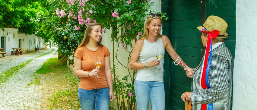 Bild enthält, Pants, Jeans, Wristwatch, Female, Girl, Person, Teen, Adult, Woman, Hat