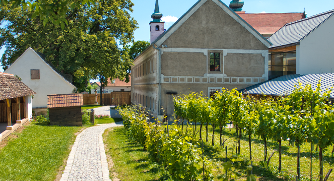 Bild enthält, Path, Walkway, Flagstone, Outdoors, Nature, Countryside, Road, Rural, Spire, Housing