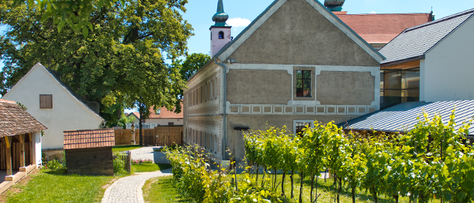 Bild enthält, Path, Walkway, Flagstone, Outdoors, Nature, Countryside, Road, Rural, Spire, Housing