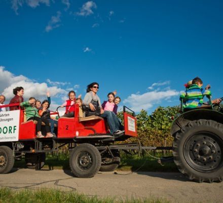 Bild enthält, Wheel, Person, Adult, Female, Woman, People, Vehicle, Bulldozer, Shoe, Nature