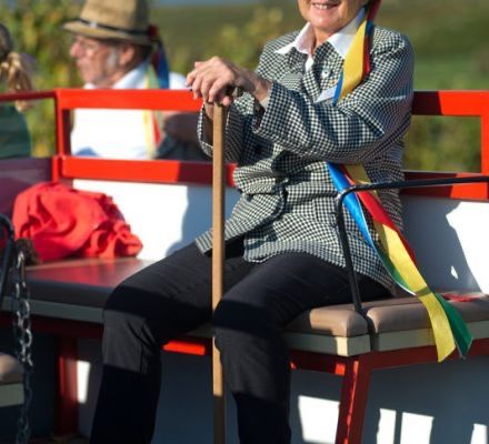 Bild enthält, Bench, Furniture, Formal Wear, Person, Sitting, Accessories, Tie, Lady