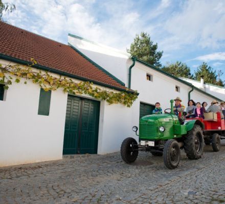 Bild enthält, Building, House, Housing, Villa, Machine, Wheel, Tractor, Transportation, Vehicle, Person