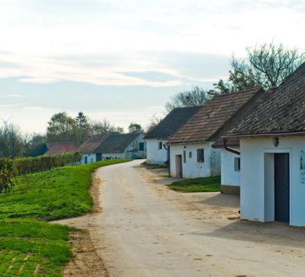 Bild enthält, Outdoors, Architecture, Building, Housing, Nature, House, Countryside, Rural, Windmill, Village