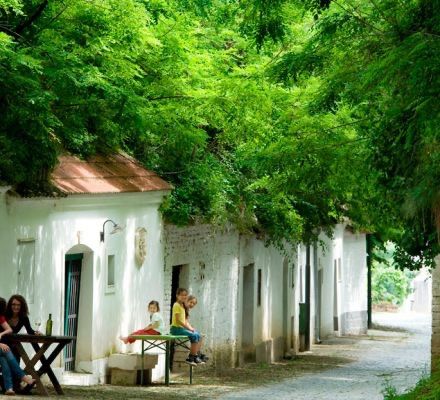 Bild enthält, Hotel, Resort, Villa, Person, City, Street, Vegetation, Outdoors, Child, Girl
