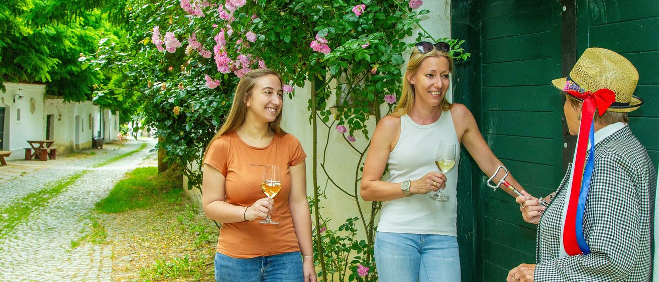 Bild enthält, Pants, Jeans, Wristwatch, Female, Girl, Person, Teen, Adult, Woman, Hat