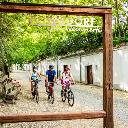 Bild enthält, Helmet, Shoe, Person, Bicycle, Vehicle, Bench, Cycling, Outdoors, Wheel, Housing